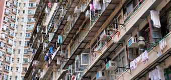 在香港香港中国低角视图拥挤的住宅塔采石场湾在香港香港风景过度拥挤的狭窄的公寓高住房密度