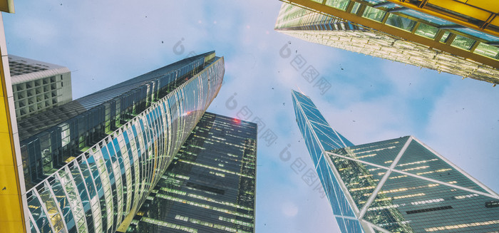 在香港香港中国晚上城市天际线向上视图现代摩天大楼企业概念