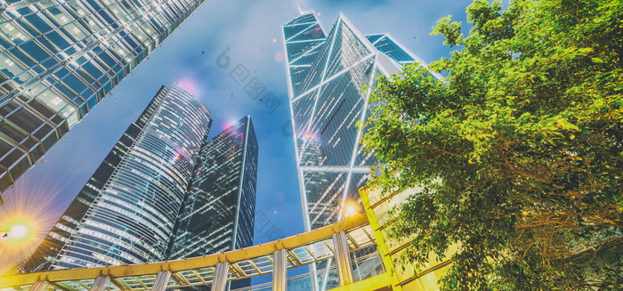 在香港香港中国晚上城市天际线向上视图现代摩天大楼企业概念