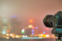 相机三脚架使自动图片令人惊异的城市天际线晚上摩天大楼灯