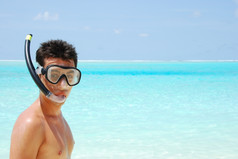 特写镜头年轻的名潜水员男人。热带岛