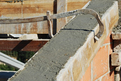 屋顶房子下建设水泥而且砖墙