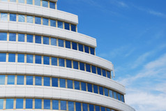 现代办公室建筑对蓝色的天空背景