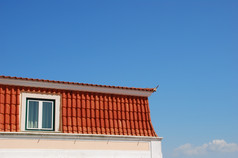 传统的奢侈品房子对蓝色的天空背景