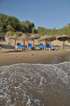 华丽的海滩视图科斯塔的溶胶马贝拉与雨伞而且椅子西班牙