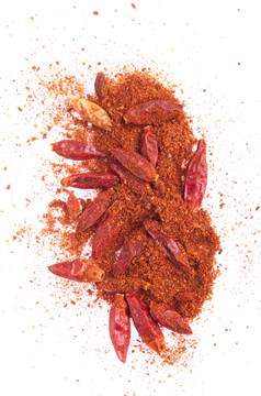 辣的辣椒粉与干红色的辣椒孤立的白色背景混乱的版本