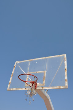 老户外篮球希望对蓝色的天空背景