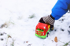 游戏的雪部分的图像孩子谁戏剧在的第一个雪与红色的机