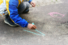 的孩子吸引了与粉笔的人行道上孩子们rsquo创造力的孩子的温暖的季节的新鲜的空气