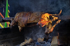 羊肉烤整个随地吐痰在开放火中世纪的设置