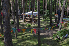 夏天孩子公共露营与凹室和篮球体育运动法院竞技场的松柏科的森林附近主教村保加利亚