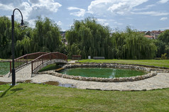 视图公共花园与美人工池塘和桥小镇delchevo在马列舍沃和osogovo山马其顿欧洲