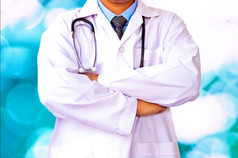 医生实验室白色外套在散景蓝色的背景