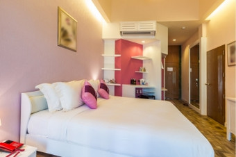 现代风格卧室与粉红色的颜色语气度假胜地泰国
