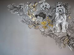 免费的风格丙烯酸绘画灰色的墙背景与摘要模式动物狗和身份不明的肖像男人。