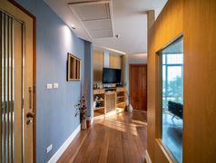 奢侈品房间装饰与棕色（的）木地板上和家具温暖的光和窗口玻璃为看到视图外房间酒店度假胜地泰国