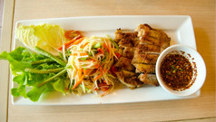 烤鸡与美味的泰国食物调用索姆塔姆