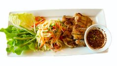 烤鸡与美味的泰国食物调用索姆塔姆白色背景