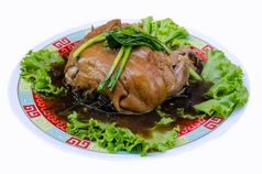 美味的泰国食物调用卡穆从煮熟的猪肉与Herbal成分和蔬菜白色背景