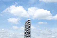 最高的建筑的中心后面云的天空