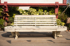 板凳上使白色木板凳上集坐而等待为的火车