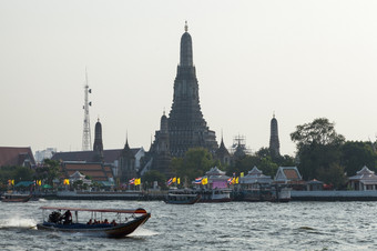 长尾巴船巡航的河为游客参观<strong>泰国</strong>的背景什么阿伦