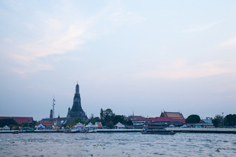 长尾巴船巡航的河为游客参观泰国的背景什么阿伦