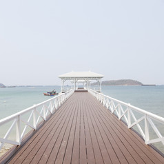 白色桥风景优美的走出海的海滩