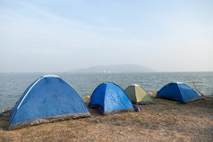 帐篷野营的草坪上景点附近的大坝的早....冷