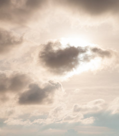 云被遮挡的的太阳的太阳是云封面在的一天