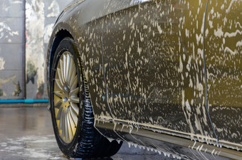 车与泡沫<strong>洗车</strong>洗泡沫