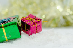 礼物盒子红色的和绿色白色背景