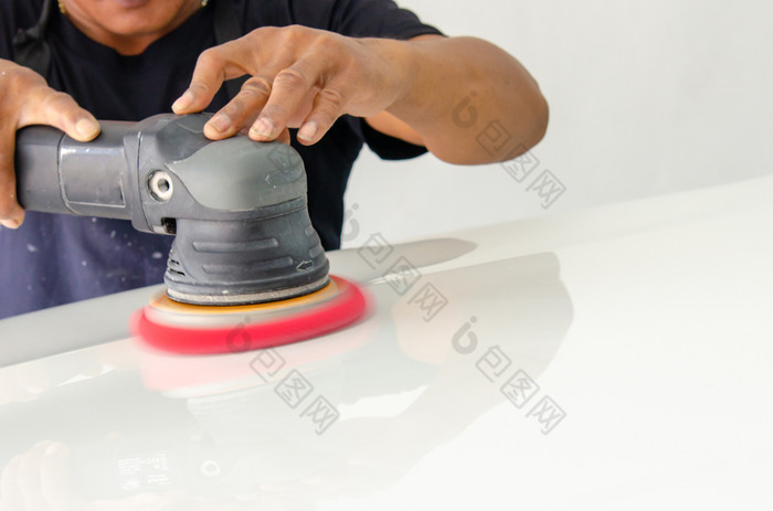 男人工作为抛光涂层汽车