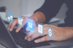 完整的在线税返回形式与移动PC电脑金融和税研究税和收入计算概念