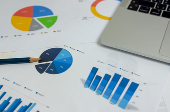 业务文档图金融报告统计分析和图表投资信息与电脑移动PC桌子上办公室