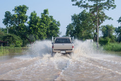 车运行的路与水洪水