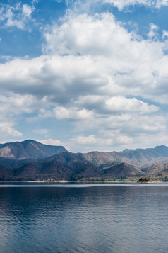湖与山和蓝色的云天空景观
