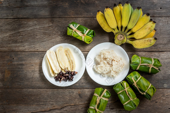 泰国填满与椰子牛奶和香蕉泰国甜点培养香蕉椰子牛奶的糯米大米和香蕉前视图