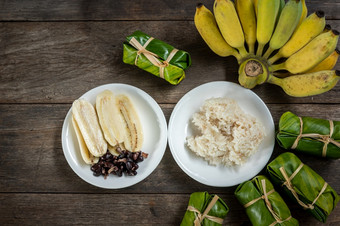 泰国填满与椰子牛奶和香蕉泰国甜点培养香蕉椰子牛奶的糯米大米和香蕉前视图
