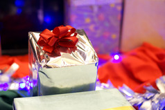 礼物盒子与丝带和圣诞节装饰