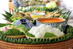 泰国粉丝吃与咖喱kanom吉恩