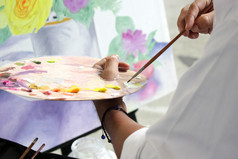 艺术家绘画与水颜色帆布
