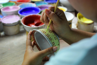 艺术家<strong>绘画班</strong>加隆陶瓷货传统的泰国五色著名的瓷