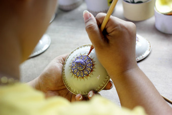 艺术家<strong>绘画班</strong>加隆陶瓷货传统的泰国五色著名的瓷