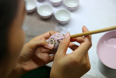 艺术家绘画班加隆陶瓷货传统的泰国五色著名的瓷