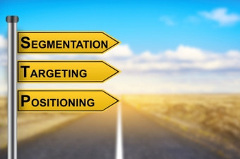 分割针对定位市场营销策略单词黄色的路标志与模糊背景
