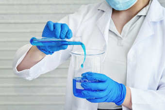 科学实验室研究员执行测试与蓝色的解决方案的实验室