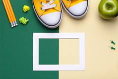 学校配件绿色和黄色的背景最小的风格平躺复制空间前视图