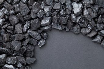自然黑色的煤在黑色的背景与复制空间前视图自然黑色的煤在黑色的背景