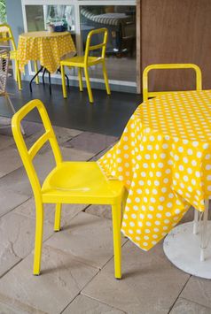 黄色的表格和椅子户外餐厅花园股票照片